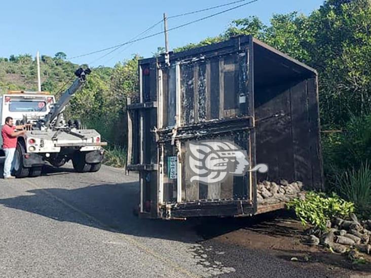 Volcadura desquicia tráfico vehicular en carretera Misantla-Martínez