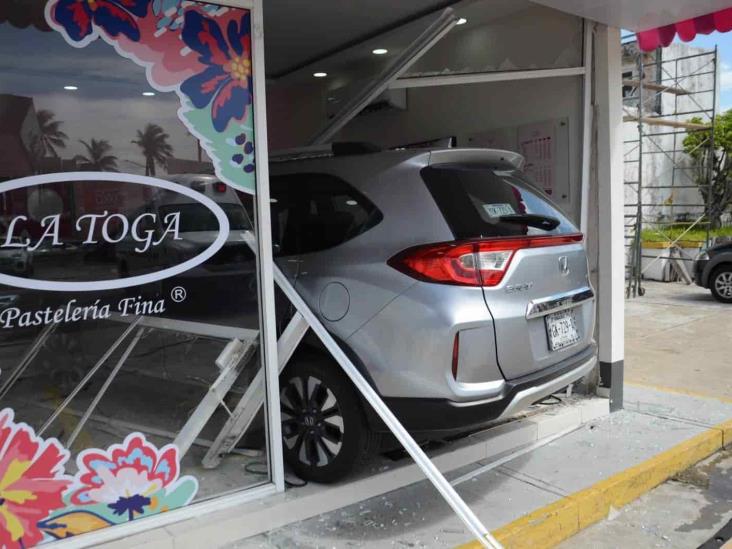 Conductor se impacta contra negocio en Veracruz; confundió el freno con el acelerador