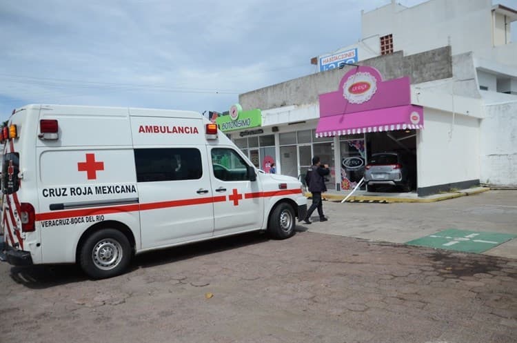 Conductor se impacta contra negocio en Veracruz; confundió el freno con el acelerador