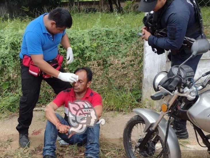 Con laceraciones resulta motociclista derrapado en Oteapan