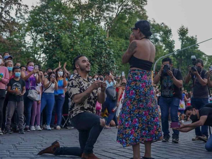 Pareja contrae matrimonio durante el desfile de delegaciones en la Guelaguetza