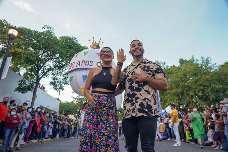 Pareja contrae matrimonio durante el desfile de delegaciones en la Guelaguetza