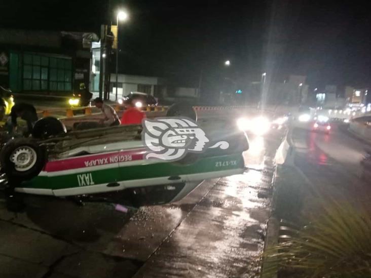 Taxista choca con lozas y vuelca sobre Lázaro Cárdenas, en Xalapa