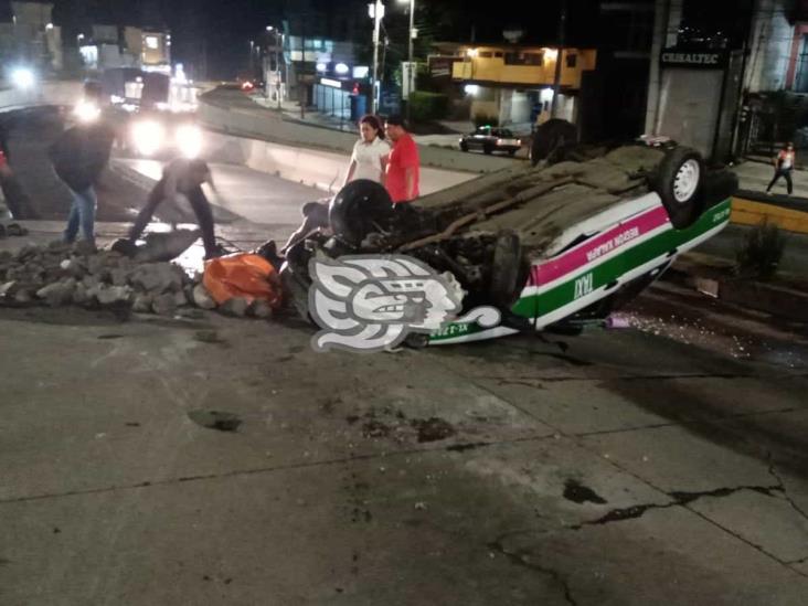 Taxista choca con lozas y vuelca sobre Lázaro Cárdenas, en Xalapa