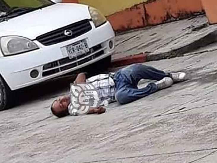 Se queda dormido en la calle y moviliza a policías en Minatitlán