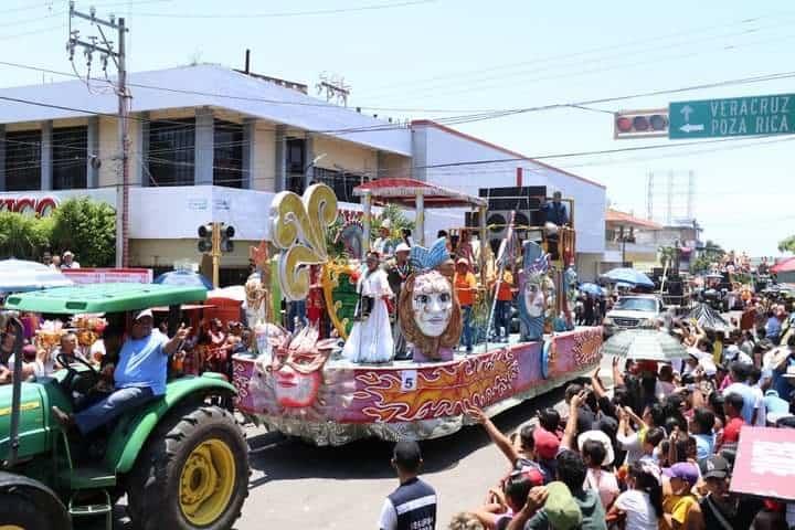 Realizan segundo desfile del Carnaval de Cardel 2022