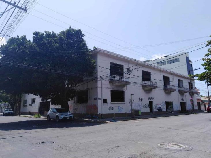 En el abandono, antiguas oficinas administrativas del Seguro Social en Veracruz