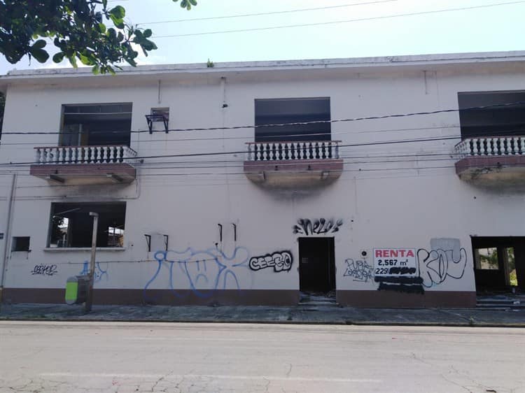 En el abandono, antiguas oficinas administrativas del Seguro Social en Veracruz
