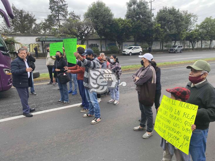 Habitantes bloquean el bulevar Xalapa-Banderilla para exigir obras (+Video)