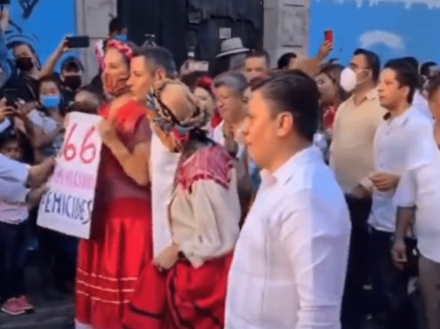 Mujer expone al gobernador de Oaxaca con cartel que acusa de feminicidios (+Video)