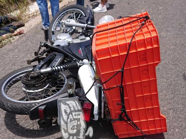 Motociclista pierde el control y derrapa frente a la zona militar de El Lencero