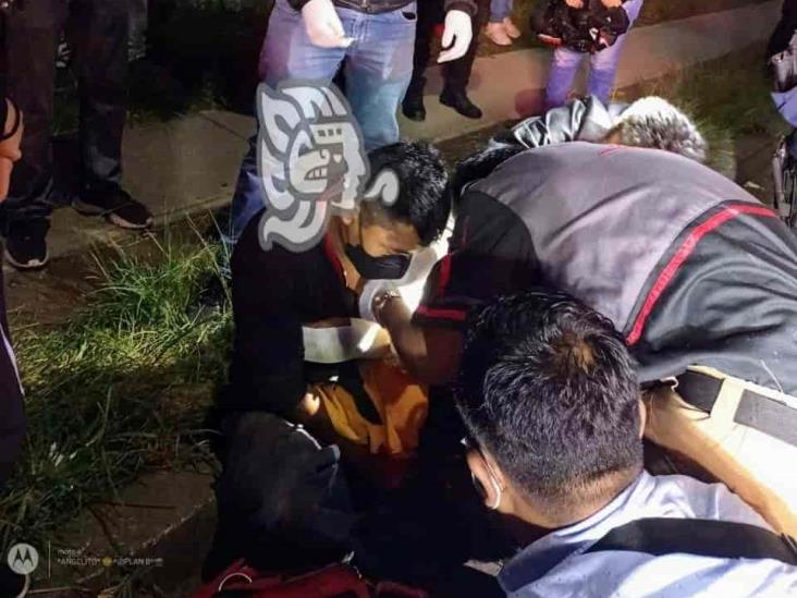 Taxi arrolla a motociclista en el fraccionamiento Lomas de Santa Fe, en Xalapa