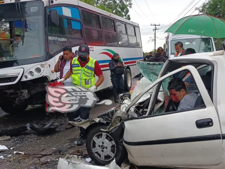 Chocan camioneta y autobús en calles de Fortín; hay dos heridos