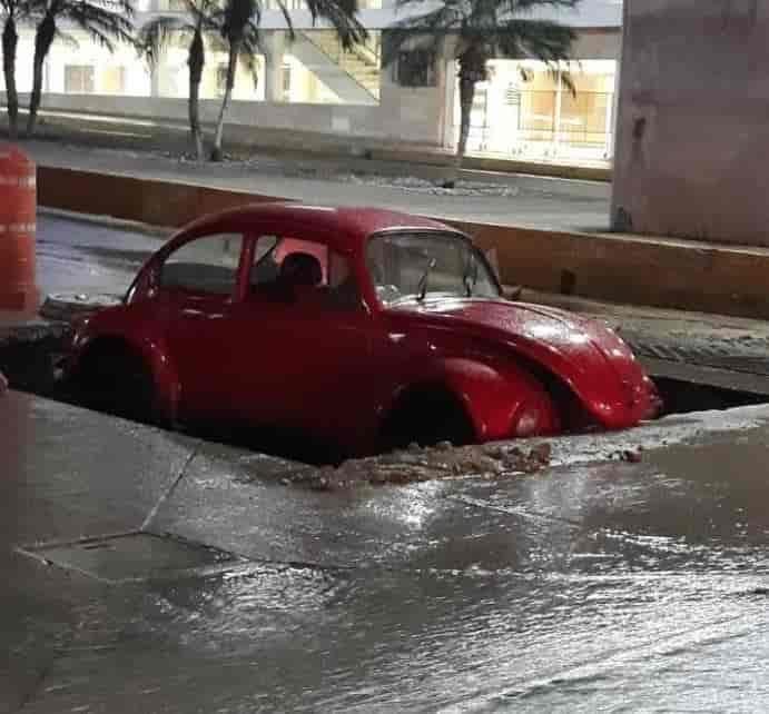 Lluvias en Acapulco dejan una mujer muerta y arrastran vehículos