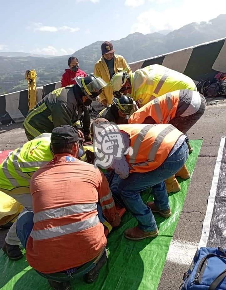 Eran de Puebla; identifican a obreros fallecidos en volcadura en Maltrata