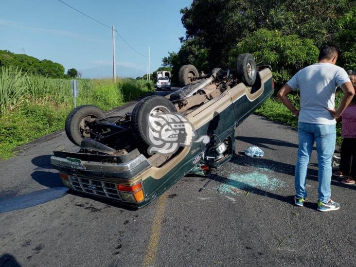 Vuelca camioneta en la Coatepec-Tlaltetela; 2 heridos
