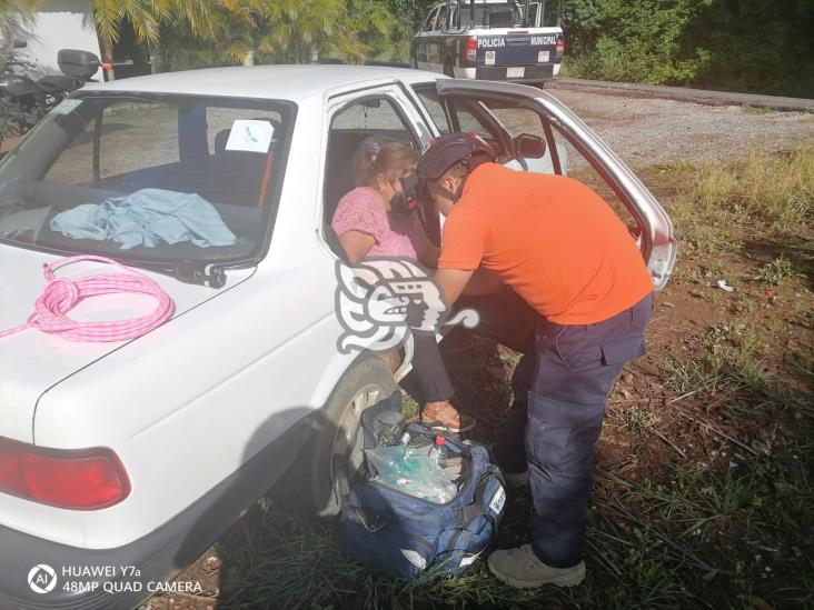 Vuelca camioneta en la Coatepec-Tlaltetela; 2 heridos