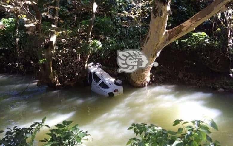 Conductor pierde el control  y cae con todo y auto al río Matzinga