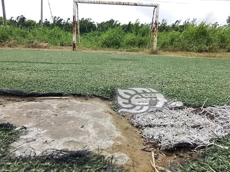 (+Video) Cancha de fútbol rápido de la Morelos, abandonada entre el monte