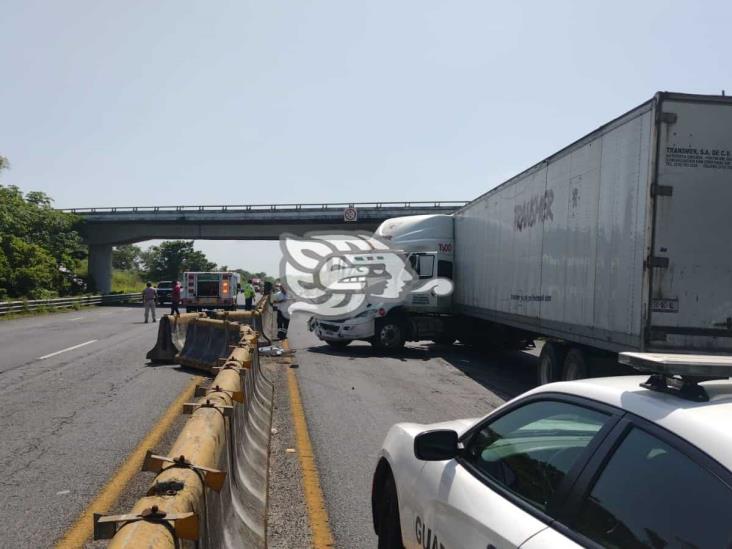 Pierde el control trailero y se lleva muro de contención en la autopista