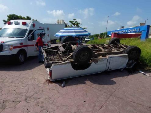 Vuelca camioneta por ir a exceso de velocidad en fraccionamiento de Veracruz