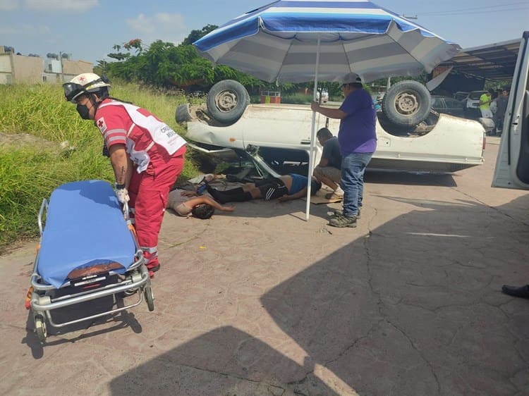 Vuelca camioneta por ir a exceso de velocidad en fraccionamiento de Veracruz
