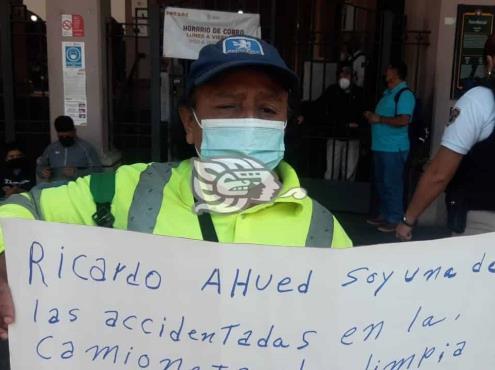 Trabajadora de Limpia Pública de Xalapa protesta para exigir atención médica