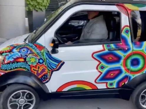 Ebrard prueba auto eléctrico boliviano que se venderá en México