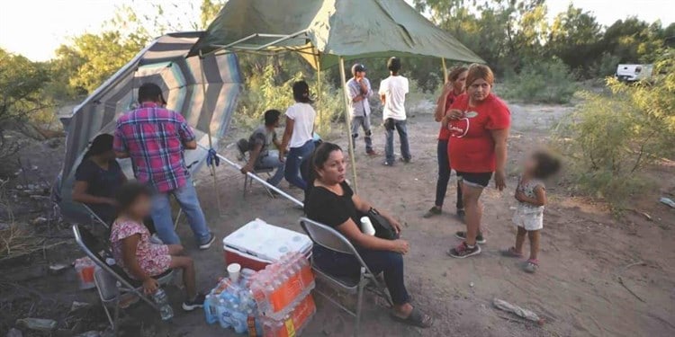 Cubren con lonas zona siniestrada en mina de Coahuila; familiares siguen en el lugar