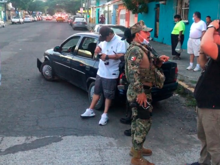 Camioneta choca con un automóvil en calles de Veracruz(+video)