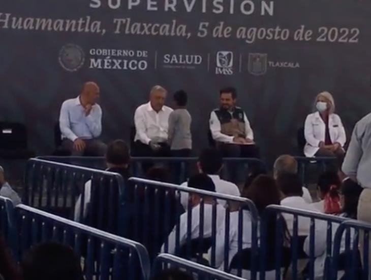 (+Video) Saque a mi papá de prisión, niño entrega carta a AMLO en Tlaxcala