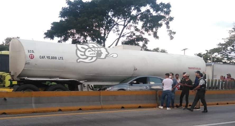 Pipa aplasta a un auto compacto en la Orizaba-Córdoba
