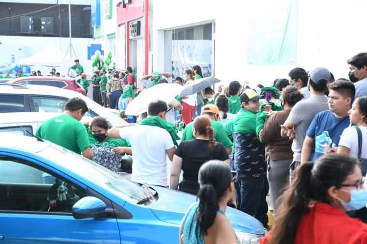 Largas filas en apertura de Krispy Kreme en zona norte del municipio de Veracruz