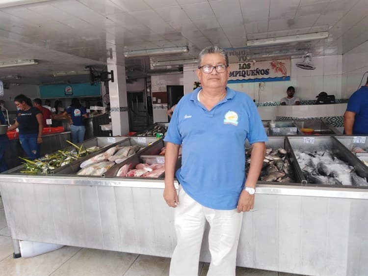 Comerciantes reportan bajas ventas de pescados y mariscos en Veracruz
