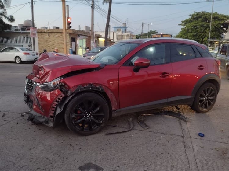 Camioneta choca con un automóvil en calles de Veracruz(+video)