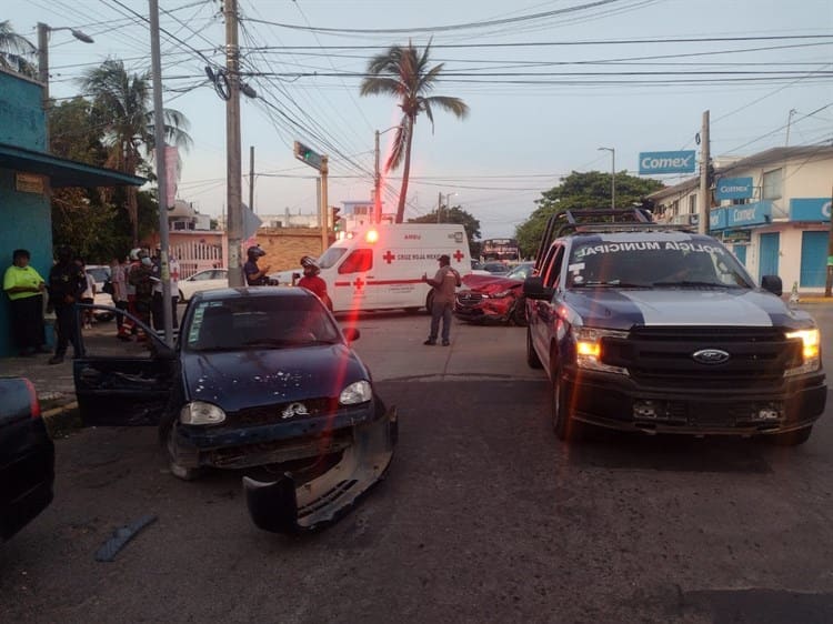 Camioneta choca con un automóvil en calles de Veracruz(+video)