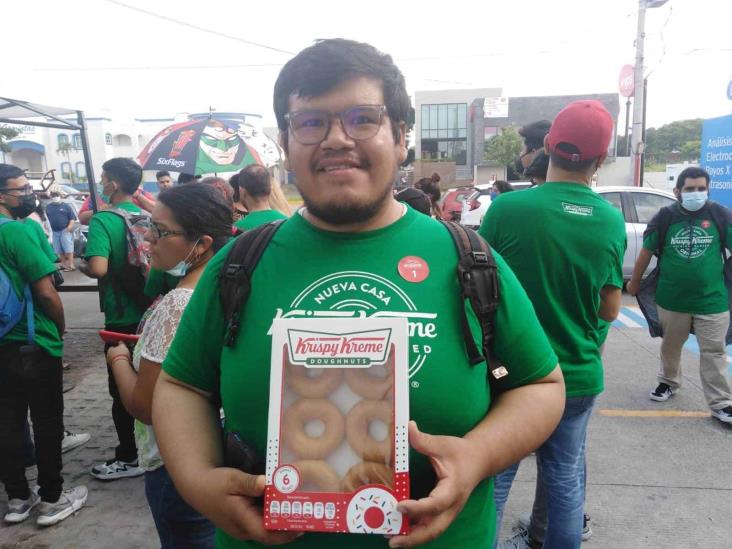 Youtuber, el primer cliente de Krispy Kreme en zona norte de la ciudad de Veracruz