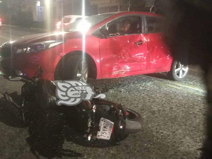 Motociclista resulta herido tras chocar contra automóvil en Xalapa