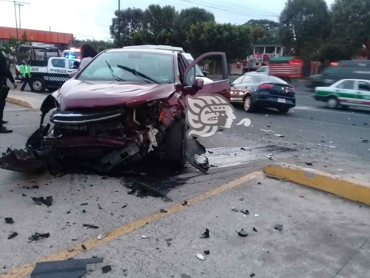 Dos lesionados deja choque de autos en el bulevar Xalapa-Banderilla