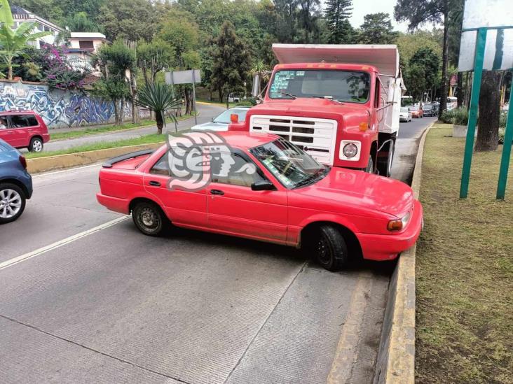 Volteo se lleva de corbata otro auto en avenida de Xalapa