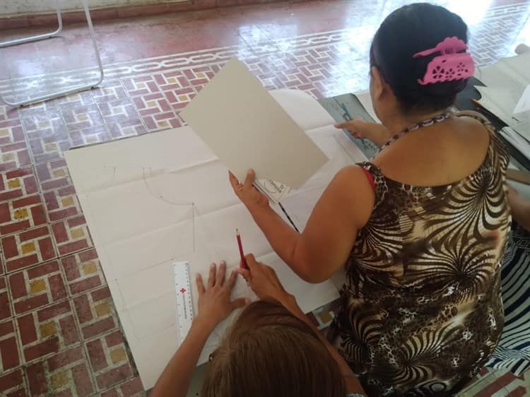 Inician clases de elaboración de prendas en la localidad de La Antigua