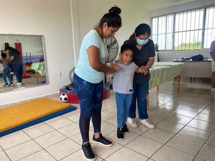 Video: Con equinoterapia, Héctor dio sus primeros pasos pese a parálisis cerebral