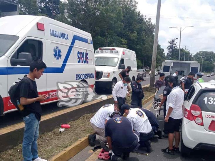 Taxi de Naolinco choca en bulevar Xalapa- Banderilla; un herido
