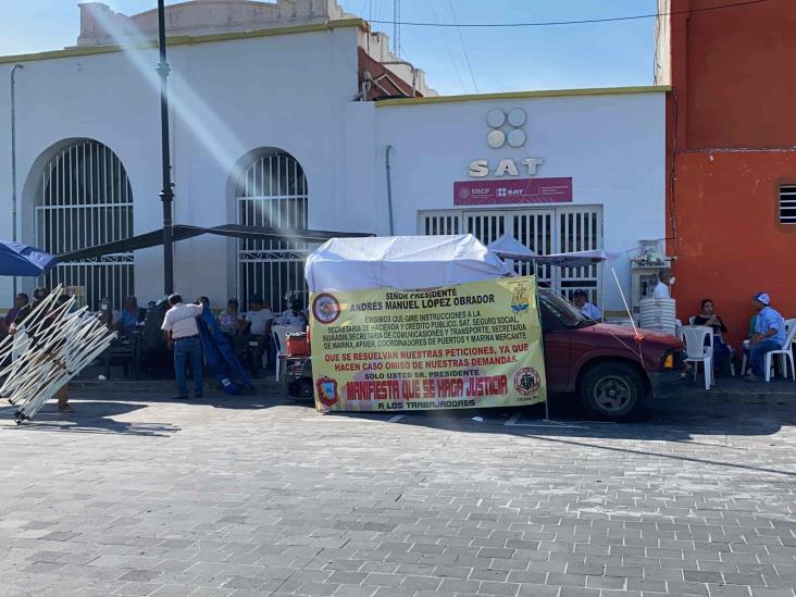 Exportuarios mantienen plantón afuera del SAT en Veracruz (+Video)