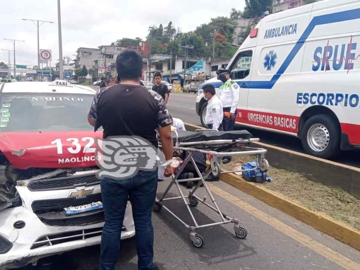 Taxi de Naolinco choca en bulevar Xalapa- Banderilla; un herido