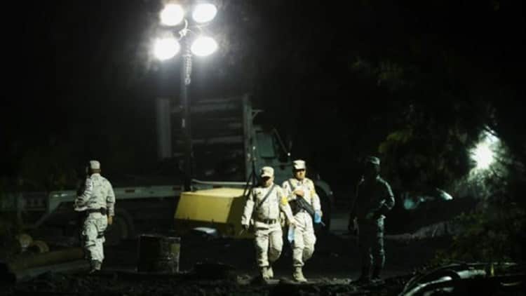 Frenan buzos de Sedena labores de rescate en mina de Coahuila ante riesgo de colapso