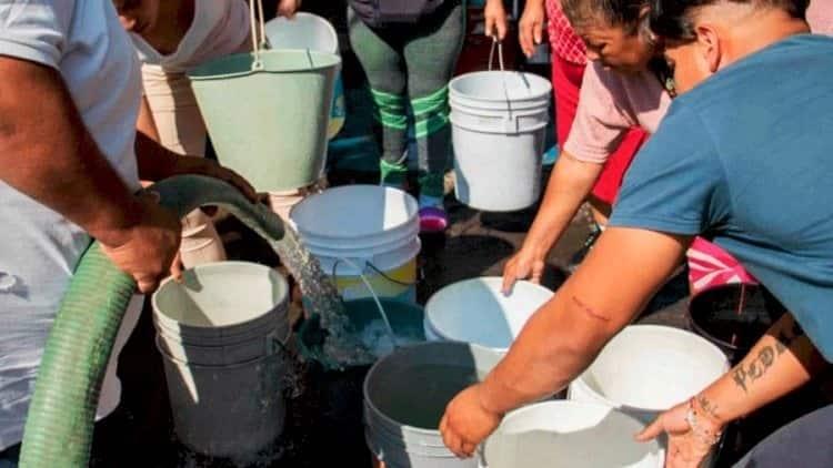 Con agua de lluvia, vecinos de la Reserva 4 en Veracruz resuelven desabasto