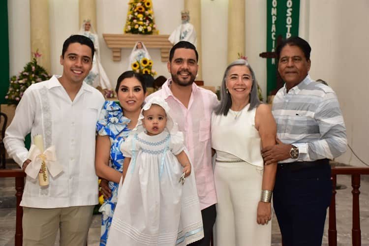 El pequeño Alberto Lara Marín recibe el sacramento del bautismo