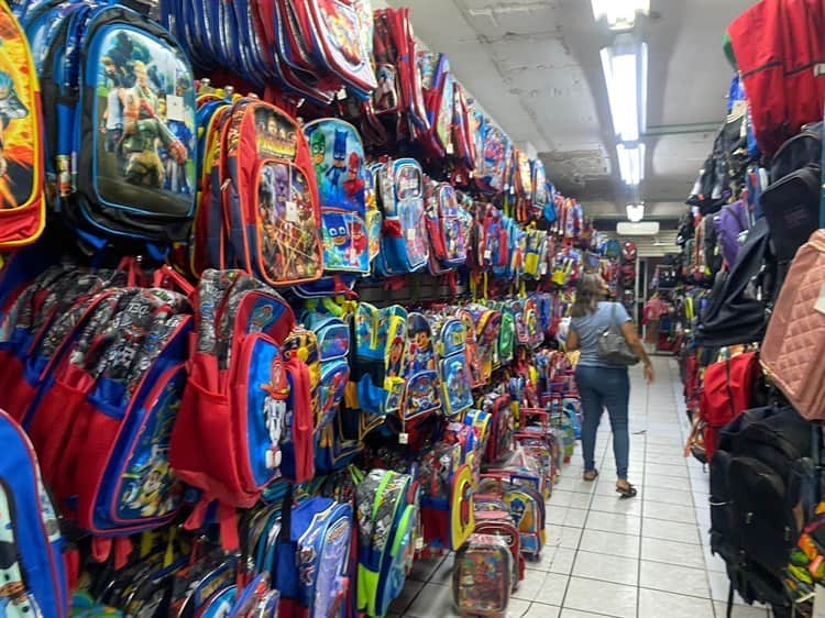 Padres de familia en Veracruz inician compras de útiles escolares