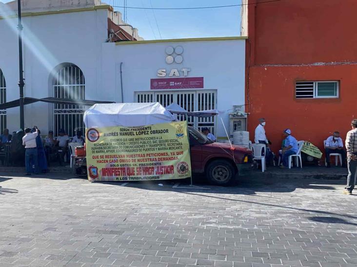Molesta a usuarios manifestación de exportuarios en las oficinas del SAT de Veracruz